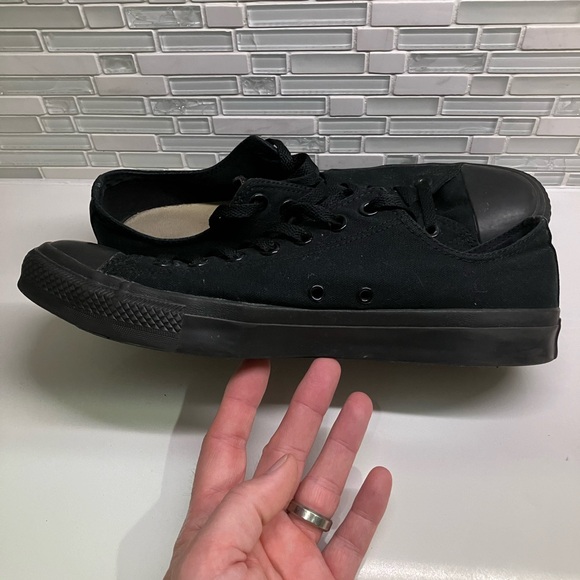 Converse Low-Top all jet black. Size 10.5 - Picture 5 of 11
